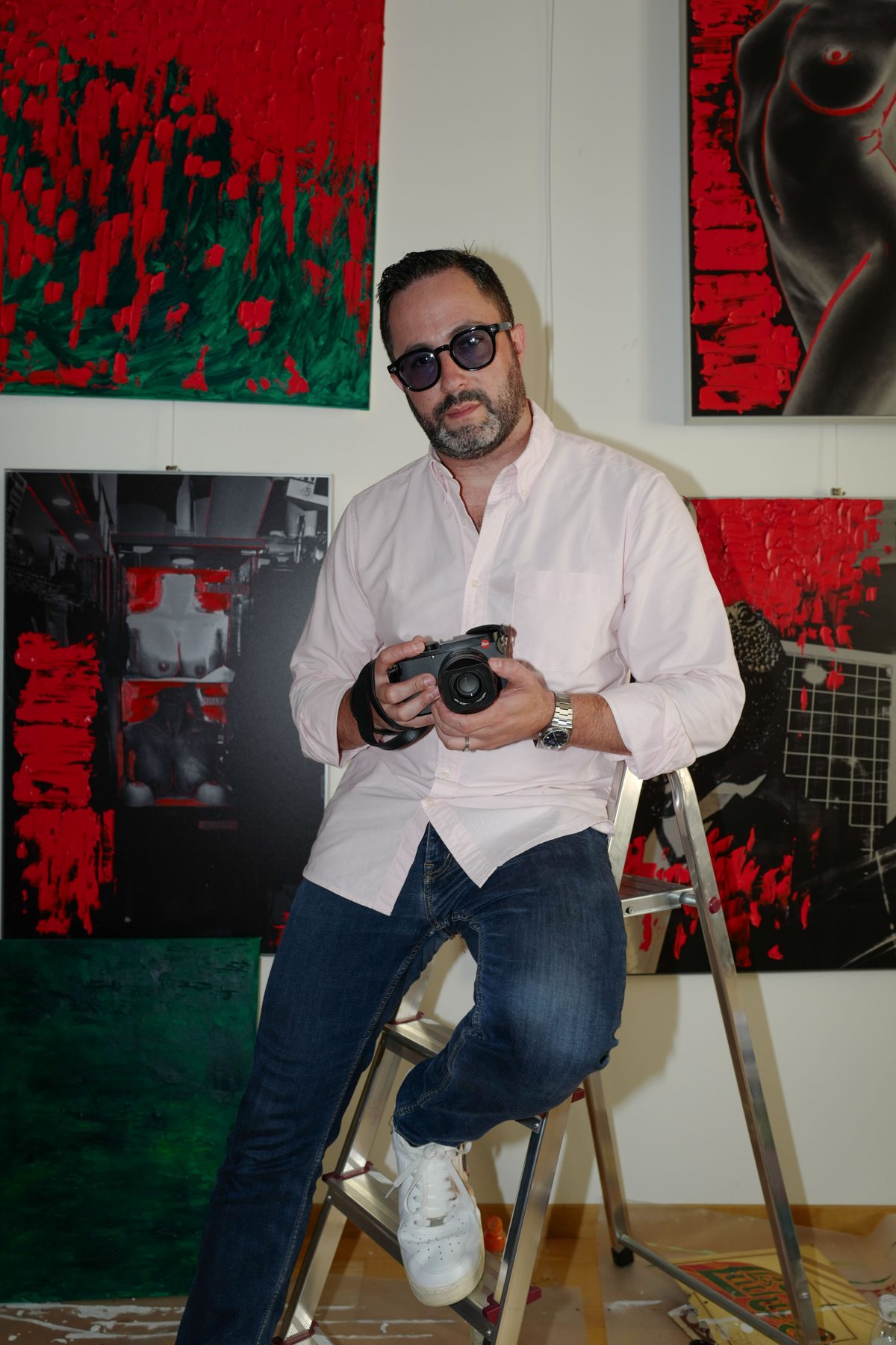 Portrait de Jeremy Spierer tenant un appareil Leica